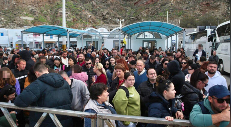 "Ουρά" για αποχώρηση από το νησί της Σαντορίνης.