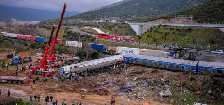 57 νεκροί στα Τέμπη.