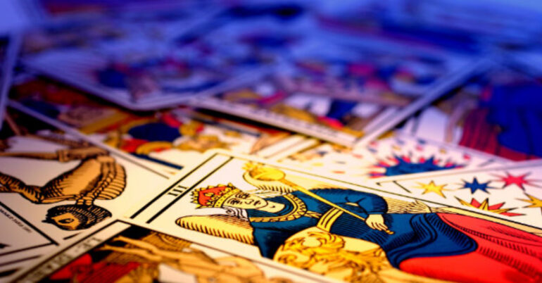 Δεν υπάρχει η χαρτομαντεία.